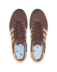 Baskets basses en daim marron adidas