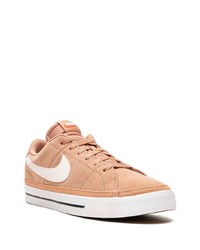 Baskets basses en daim marron Nike