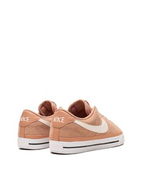 Baskets basses en daim marron Nike