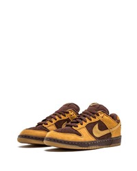 Baskets basses en daim marron Nike