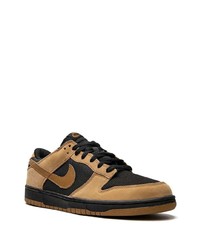 Baskets basses en daim marron Nike