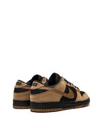 Baskets basses en daim marron Nike