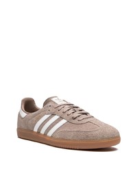 Baskets basses en daim marron adidas