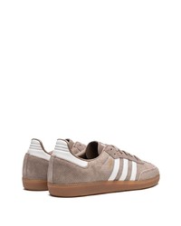 Baskets basses en daim marron adidas