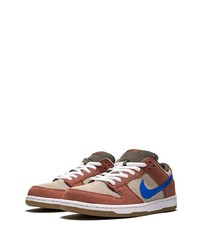 Baskets basses en daim marron Nike