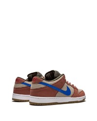 Baskets basses en daim marron Nike