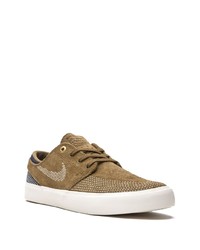 Baskets basses en daim marron Nike