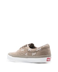 Baskets basses en daim marron Vans