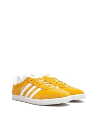 Baskets basses en daim moutarde adidas