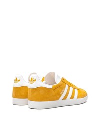 Baskets basses en daim moutarde adidas