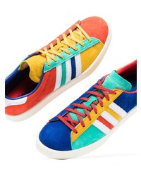 Baskets basses en daim multicolores adidas