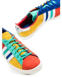 Baskets basses en daim multicolores adidas