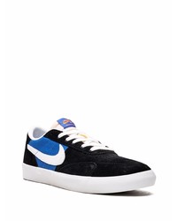 Baskets basses en daim noir et bleu Nike