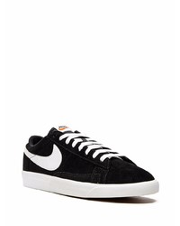 Baskets basses en daim noires et blanches Nike