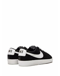 Baskets basses en daim noires et blanches Nike