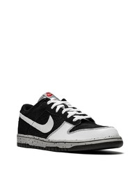 Baskets basses en daim noires et blanches Nike