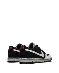 Baskets basses en daim noires et blanches Nike