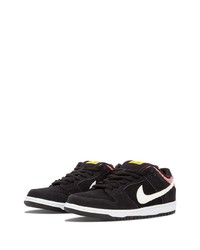 Baskets basses en daim noires et blanches Nike