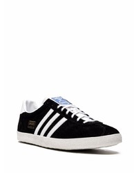 Baskets basses en daim noires et blanches adidas