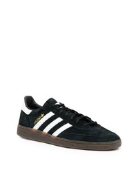 Baskets basses en daim noires et blanches adidas