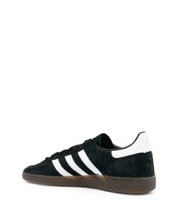 Baskets basses en daim noires et blanches adidas