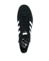 Baskets basses en daim noires et blanches adidas