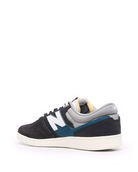 Baskets basses en daim noires et blanches New Balance