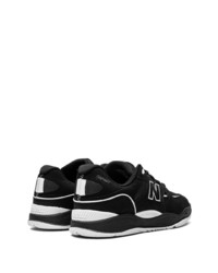 Baskets basses en daim noires et blanches New Balance