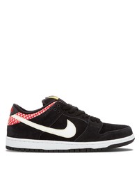 Baskets basses en daim noires et blanches Nike