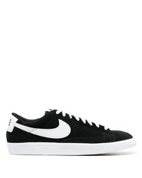 Baskets basses en daim noires et blanches Nike