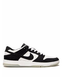 Baskets basses en daim noires et blanches Nike