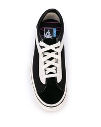 Baskets basses en daim noires et blanches Vans