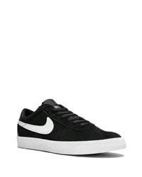 Baskets basses en daim noires et blanches Nike