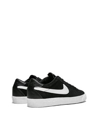 Baskets basses en daim noires et blanches Nike