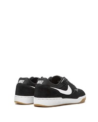 Baskets basses en daim noires et blanches Nike