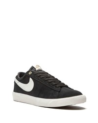 Baskets basses en daim noires et blanches Nike