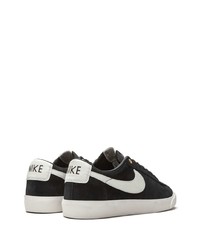 Baskets basses en daim noires et blanches Nike