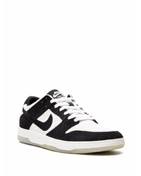 Baskets basses en daim noires et blanches Nike