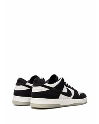 Baskets basses en daim noires et blanches Nike