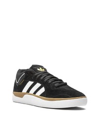 Baskets basses en daim noires et blanches adidas