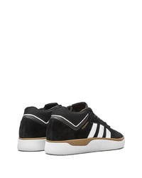 Baskets basses en daim noires et blanches adidas