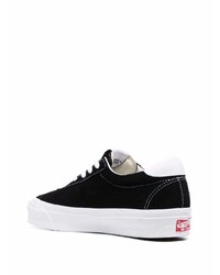 Baskets basses en daim noires et blanches Vans