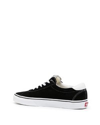 Baskets basses en daim noires et blanches Vans