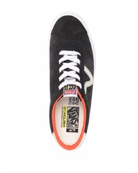 Baskets basses en daim noires et blanches Vans