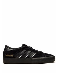 Baskets basses en daim noires adidas