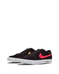 Baskets basses en daim noires Nike