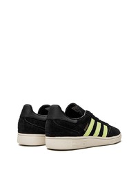 Baskets basses en daim noires adidas