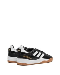 Baskets basses en daim noires adidas