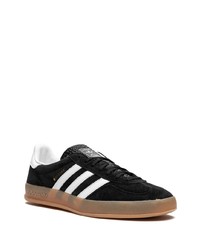 Baskets basses en daim noires adidas