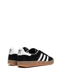 Baskets basses en daim noires adidas